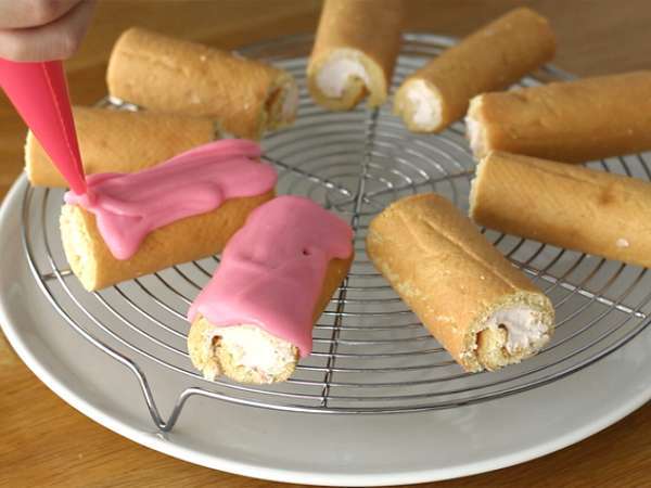 Roti gulung mini stroberi, Macan Merah Muda - Persiapan langkah 10