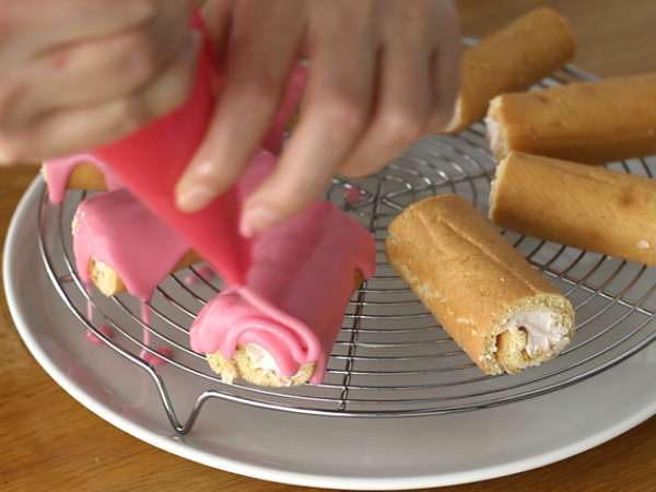 Roti gulung mini stroberi, Macan Merah Muda - Persiapan langkah 11