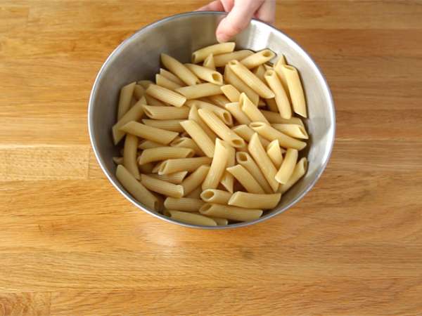 Pasta, tomat, feta, dan salad zaitun - Persiapan langkah 1