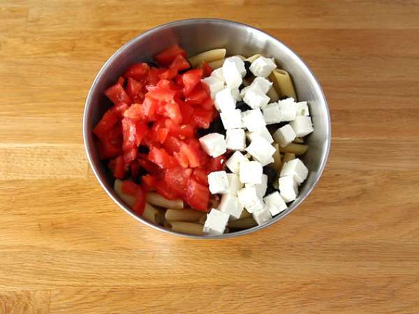 Pasta, tomat, feta, dan salad zaitun - Persiapan langkah 2