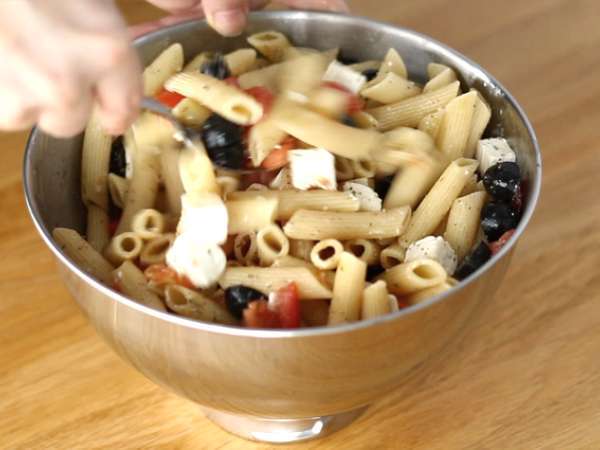 Pasta, tomat, feta, dan salad zaitun - Persiapan langkah 3