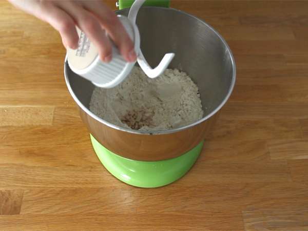 Roti pizza dengan isian ham dan keju - Persiapan langkah 1