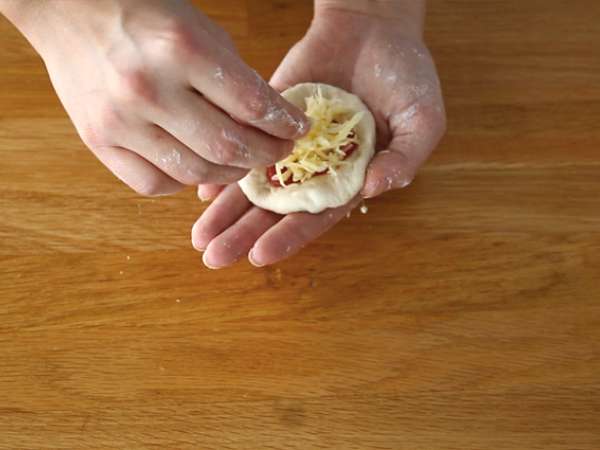 Roti pizza dengan isian ham dan keju - Persiapan langkah 4