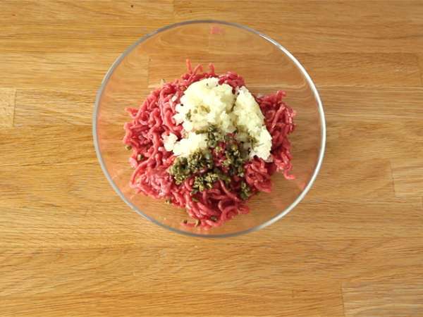 Steak daging sapi tartare - Persiapan langkah 1