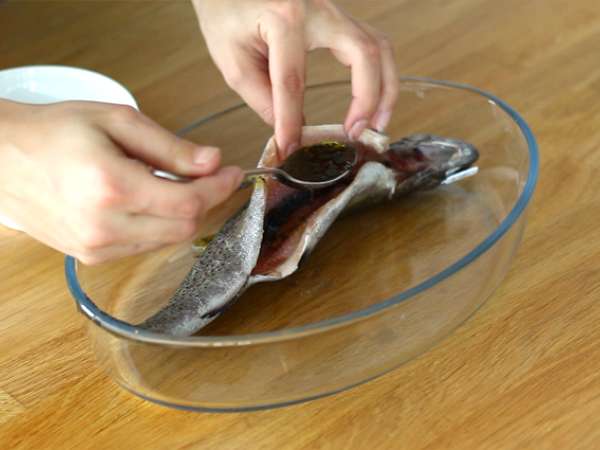 Ikan trout panggang oven dengan timi dan minyak zaitun - Persiapan langkah 2