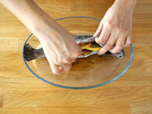 Ikan trout panggang oven dengan timi dan minyak zaitun - Persiapan langkah 3