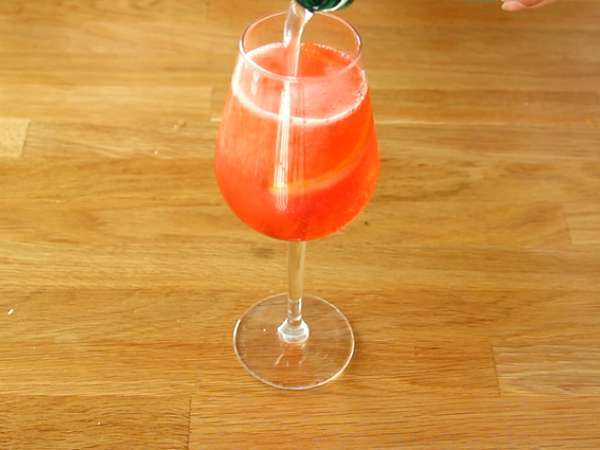 Spritz, koktail Italia yang terkenal dengan Aperol - Persiapan langkah 3