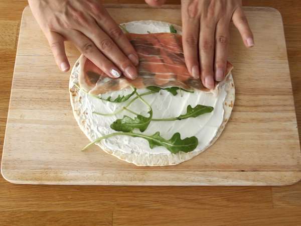 Minuman beralkohol yang dibungkus dengan ham dan roket yang diawetkan - Persiapan langkah 2