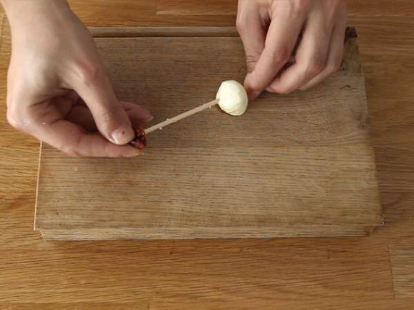 Kebab mozzarella, ham yang diawetkan, dan kebab minuman beralkohol tomat kering - Persiapan langkah 2