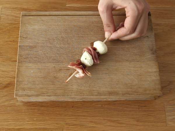Kebab mozzarella, ham yang diawetkan, dan kebab minuman beralkohol tomat kering - Persiapan langkah 3