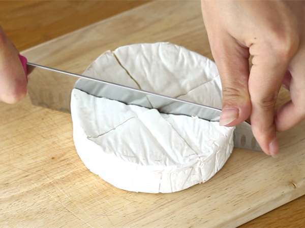 Camembert dilapisi tepung roti, meleleh dan renyah - Persiapan langkah 1