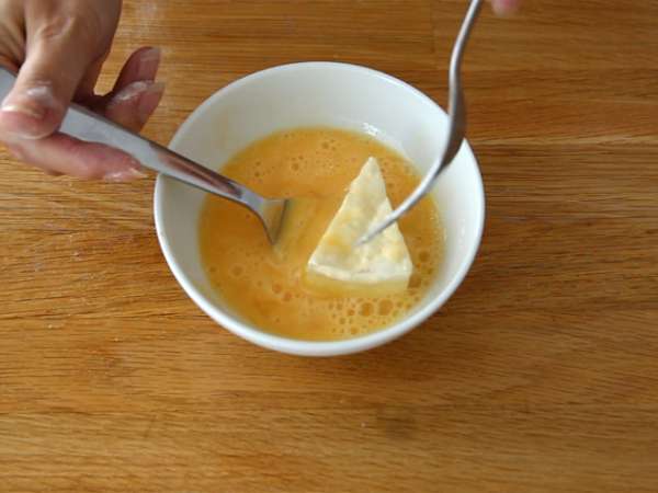 Camembert dilapisi tepung roti, meleleh dan renyah - Persiapan langkah 2