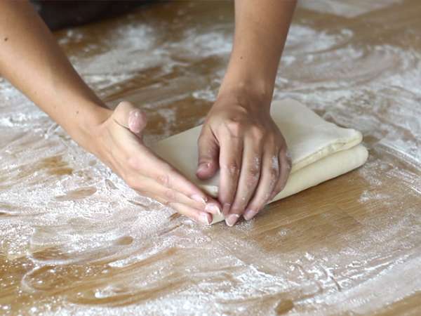 Croissant dijelaskan langkah demi langkah - Persiapan langkah 12