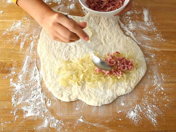Fougasse dengan bacon dan bawang bombay - Persiapan langkah 4