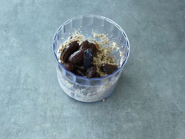 Bola energi dengan kurma - Persiapan langkah 2