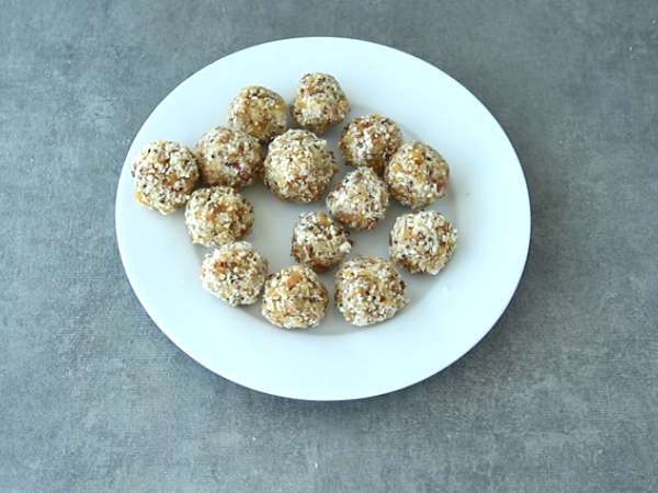 Bola energi dengan aprikot, teh hijau, dan kelapa - Persiapan langkah 3