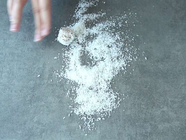 Bola energi dengan aprikot, teh hijau, dan kelapa - Persiapan langkah 4