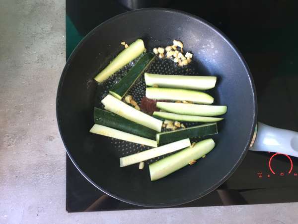 Cukini dengan lemon dan keju feta - Persiapan langkah 2