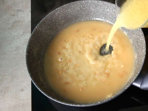 Ikan tongkol, kerang, dan kacang polong rebus - Persiapan langkah 2