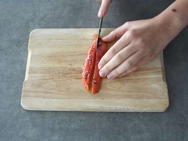 Makis dengan salmon asap dan alpukat - Persiapan langkah 5