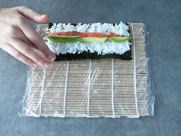 Makis dengan salmon asap dan alpukat - Persiapan langkah 7