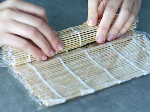 Makis dengan salmon asap dan alpukat - Persiapan langkah 8