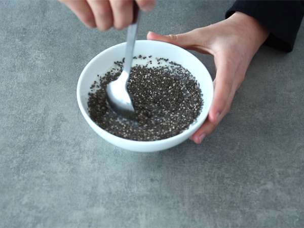 Puding biji chia dengan buah kiwi - Persiapan langkah 1