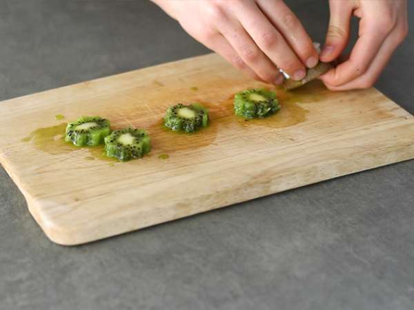 Puding biji chia dengan buah kiwi - Persiapan langkah 2