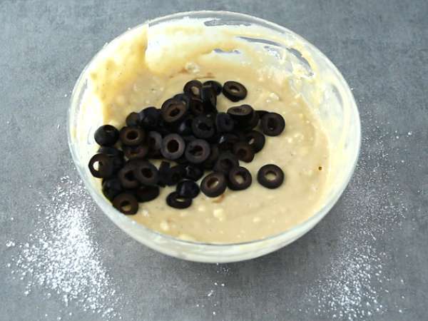Kue zaitun hitam dan feta - Persiapan langkah 2