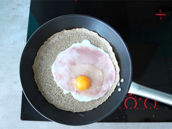 Pancake soba gandum utuh dengan ham, keju, dan telur - Persiapan langkah 2