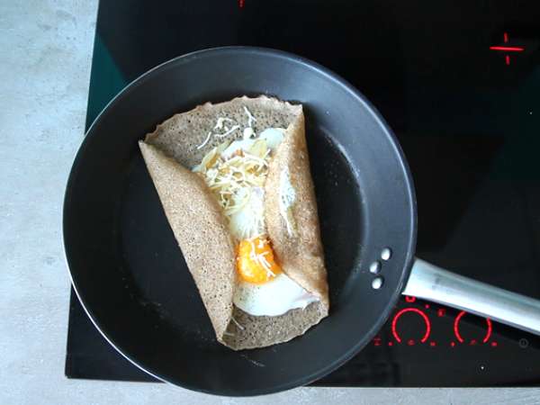 Pancake soba gandum utuh dengan ham, keju, dan telur - Persiapan langkah 3