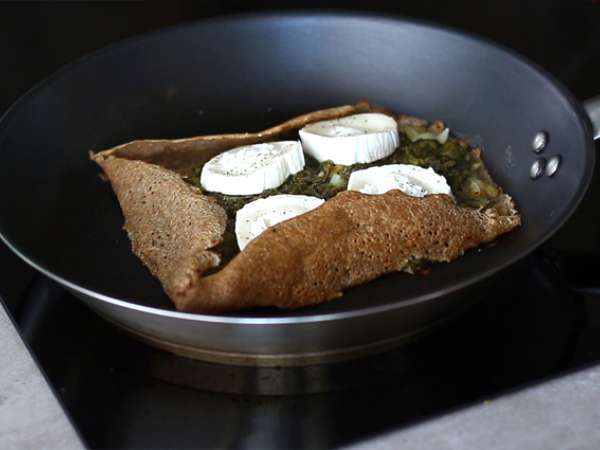 Pancake soba dengan bayam, ham, dan keju kambing - Persiapan langkah 3