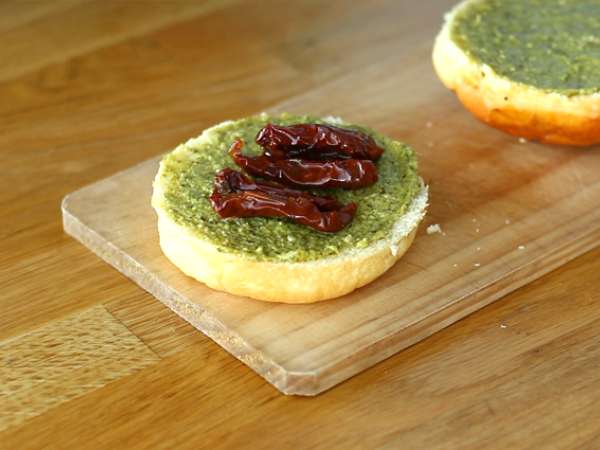 Burger ala Italia: saus pesto, tomat kering, mozzarella - Persiapan langkah 2