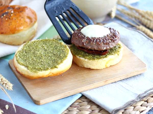 Burger ala Italia: saus pesto, tomat kering, mozzarella - Persiapan langkah 4
