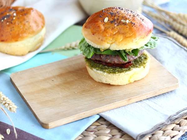 Burger ala Italia: saus pesto, tomat kering, mozzarella - Persiapan langkah 5