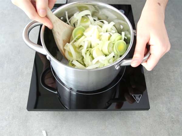 Daun bawang, santan dan sup kari - Persiapan langkah 1