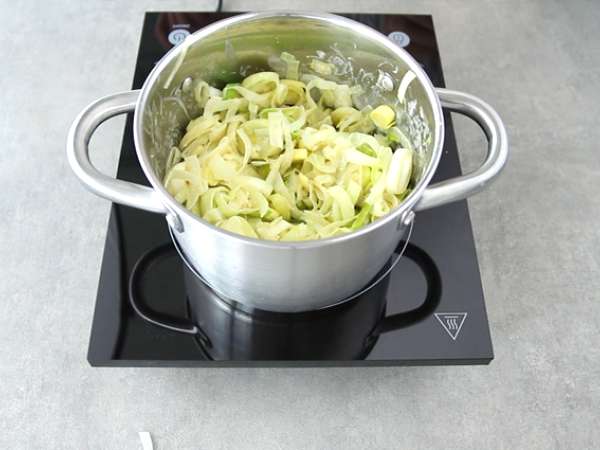 Daun bawang, santan dan sup kari - Persiapan langkah 2