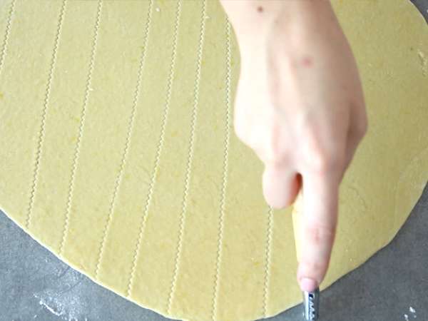 Chiacchiere di carnevale - bugnes panggang Italia - Persiapan langkah 4