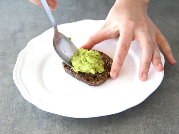 Roti panggang alpukat dengan telur rebus - Persiapan langkah 3