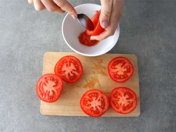 Tomat diisi dengan tuna, fromage frais, dan zaitun - Persiapan langkah 1