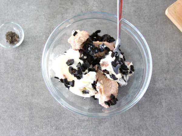 Tomat diisi dengan tuna, fromage frais, dan zaitun - Persiapan langkah 2