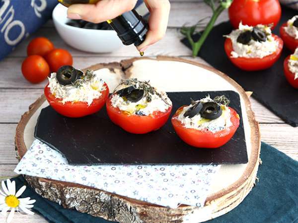 Tomat diisi dengan tuna, fromage frais, dan zaitun - Persiapan langkah 4
