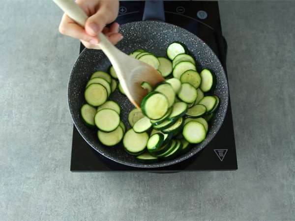 Clafoutis cukini dan keju kambing - Persiapan langkah 1