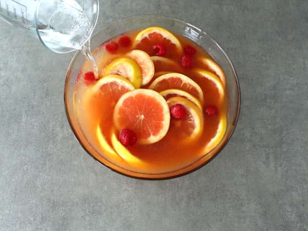 Sangria merah muda dengan anggur rosé - Persiapan langkah 3