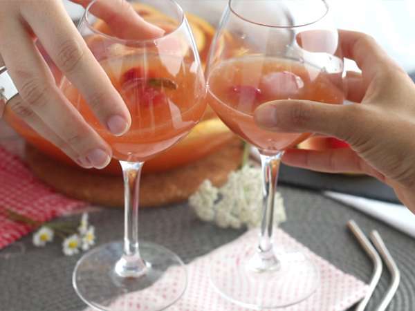 Sangria merah muda dengan anggur rosé - Persiapan langkah 4