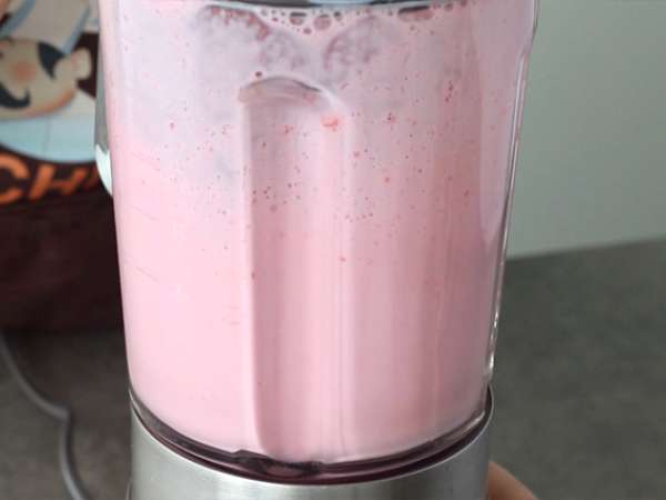 Milkshake raspberry dan stroberi - Persiapan langkah 2
