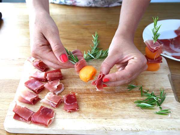 Kebab melon, ham, dan minuman beralkohol rosemary - Persiapan langkah 3