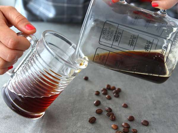 Kopi Irlandia (kopi dengan wiski dan krim kocok) - Persiapan langkah 2