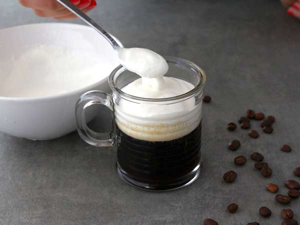 Kopi Irlandia (kopi dengan wiski dan krim kocok) - Persiapan langkah 3