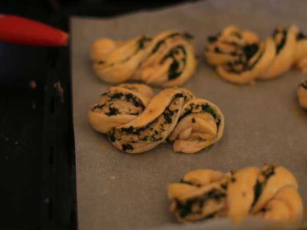 Roti gulung yang dikepang dengan pesto - Persiapan langkah 8